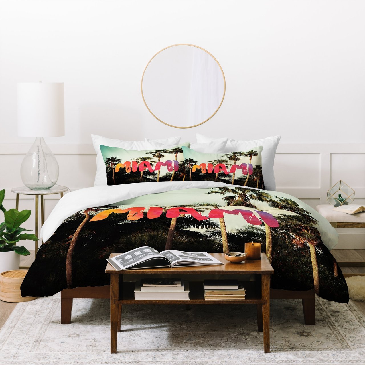 Chelsea Victoria Bienvenido a Miami Duvet Cover