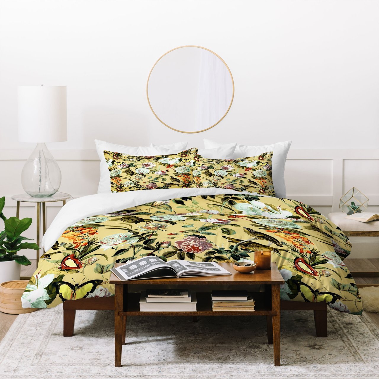 Marta Barragan Camarasa Birds in floral bouquets Duvet Cover
