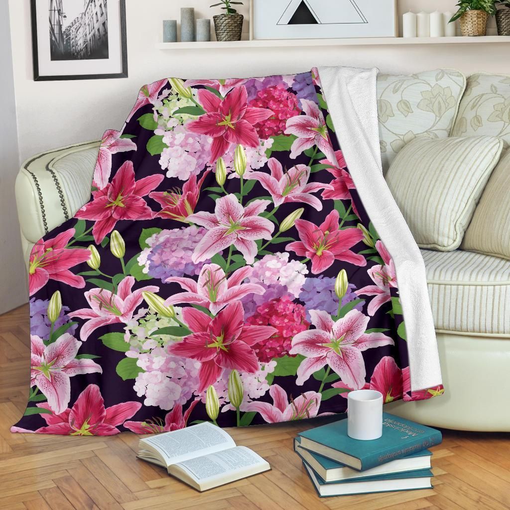 Aesthetic Blossom Lily Pattern Print Design Fleece Blanket