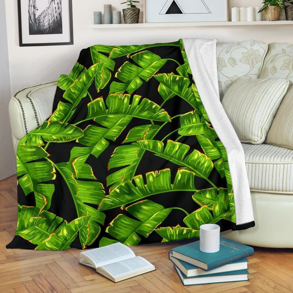 Banana Leaf Pattern Print Design In Black Fleece Blanket
