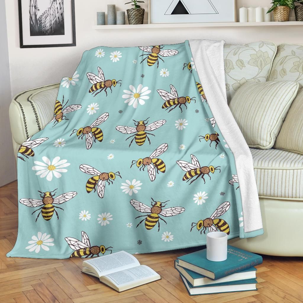 Bee And White Daisy Pattern Print Design Fleece Blanket