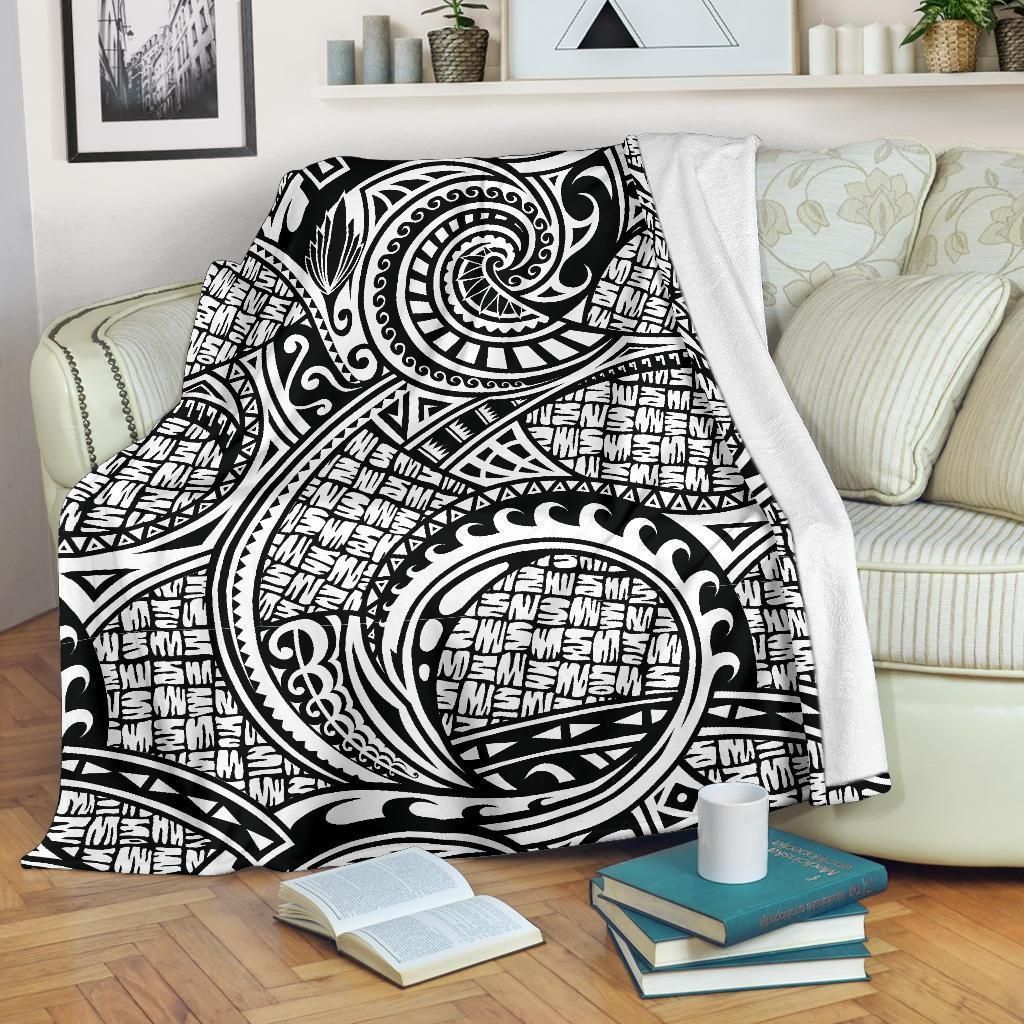 Black And White Polynesian Tribal Pattern Fleece Blanket