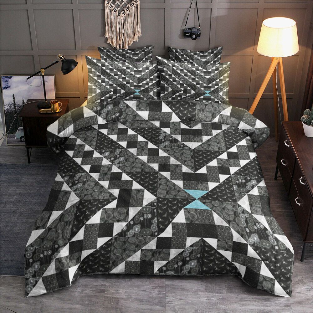 Black Bee And Firework In The Geometric Bedding Set