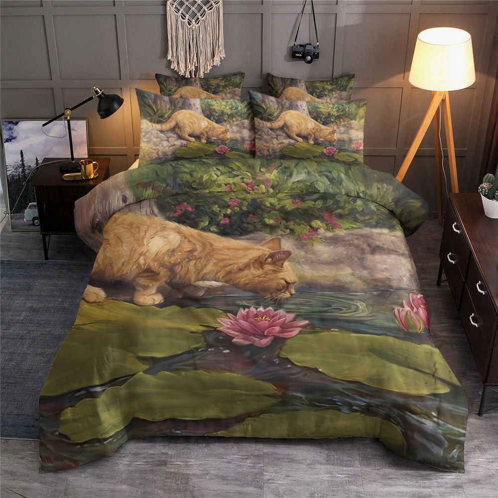 Cat Drinks Water Bedding Set