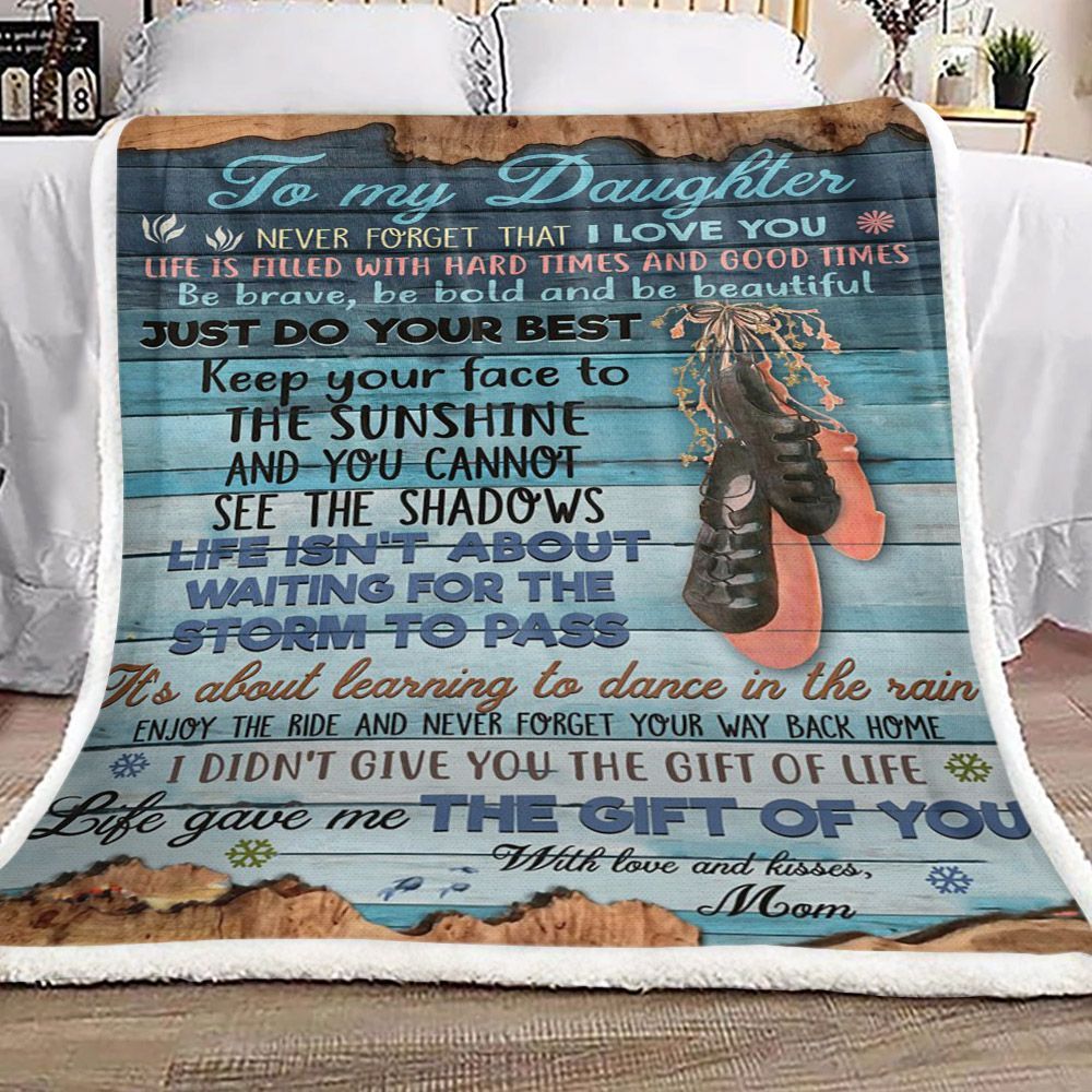 Family To My Daughter Kisses Mom Sherpa Fleece Blanket