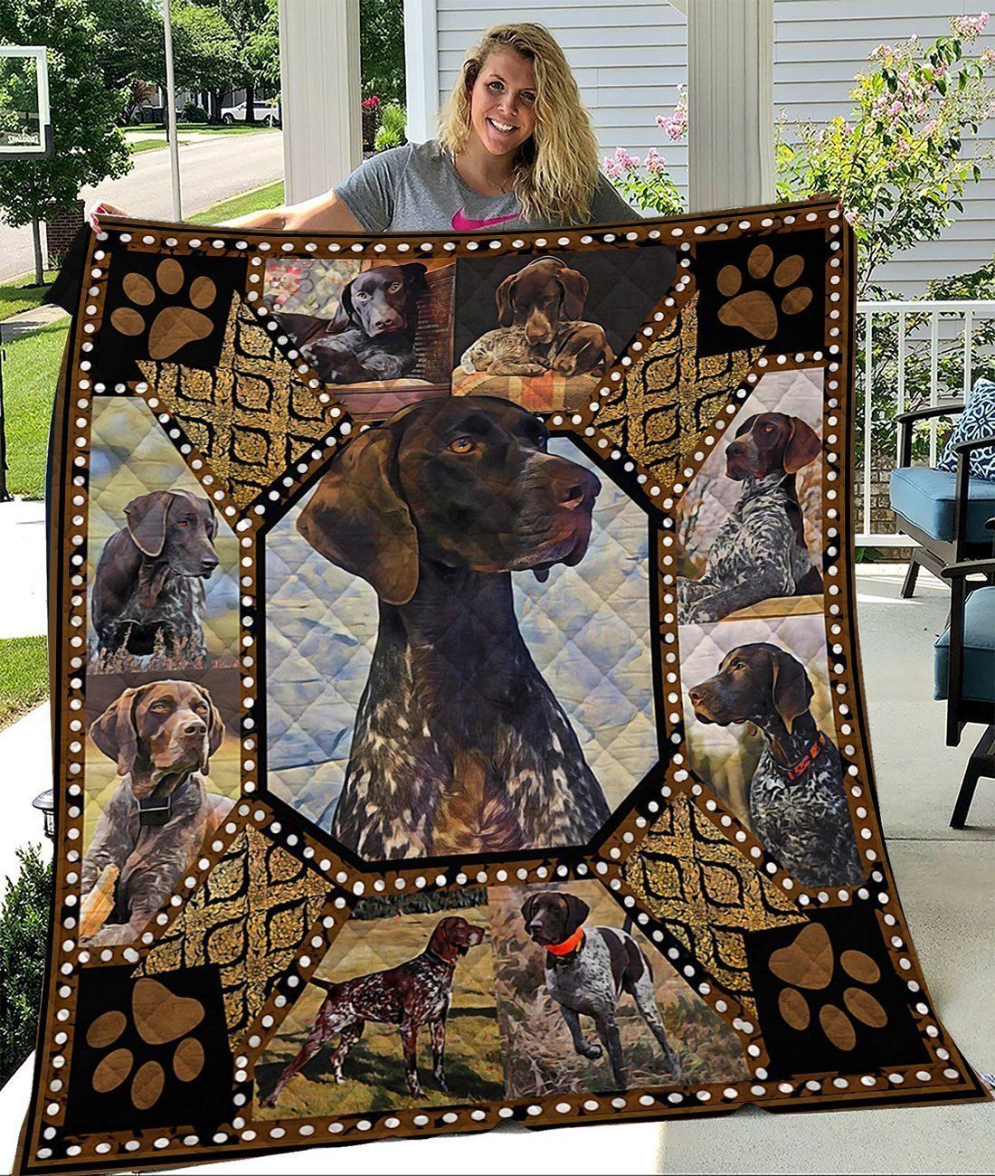 German Shorthaired Pointer Dog With Paws Quilt Blanket