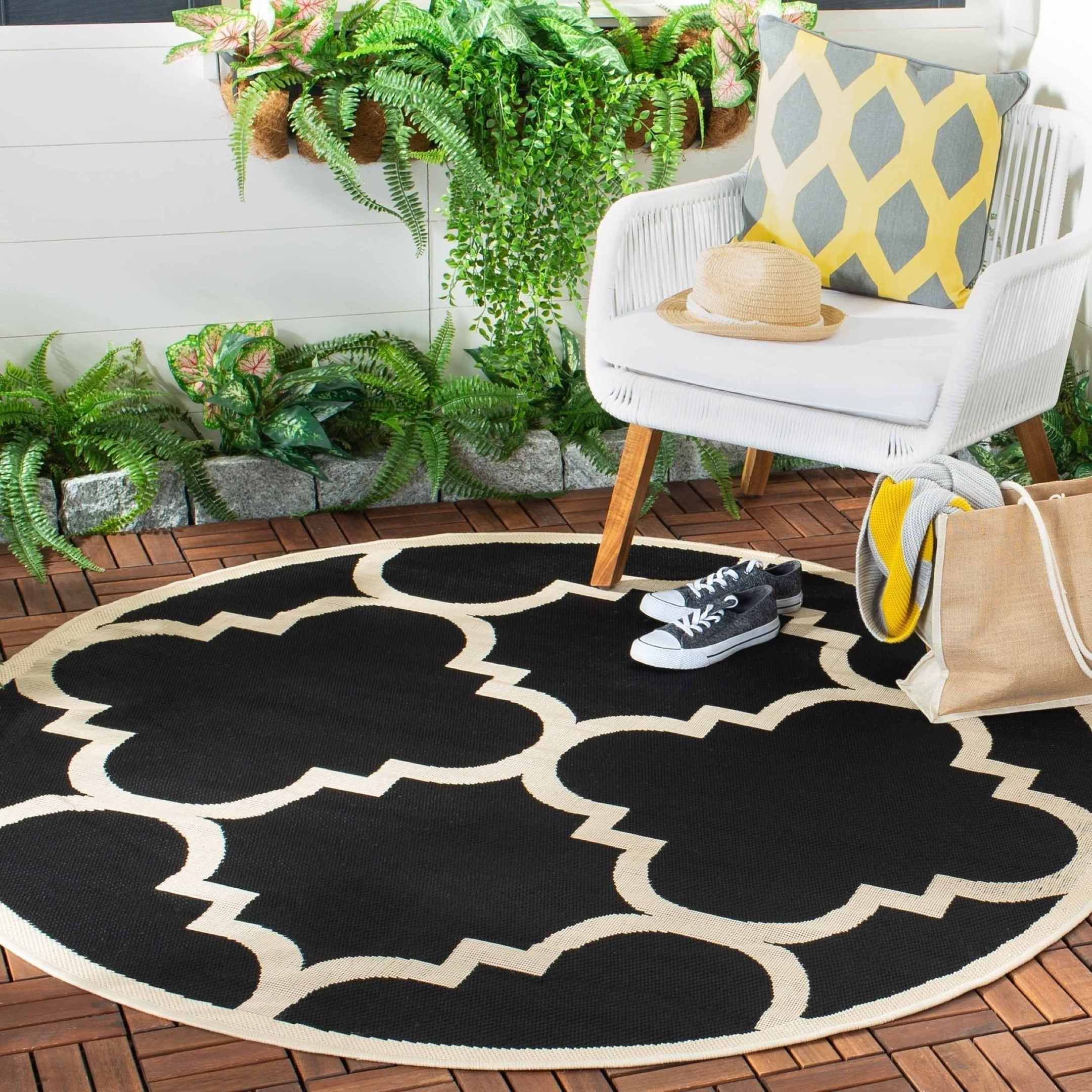 Safavieh Courtyard Maryanne Round Carpet
