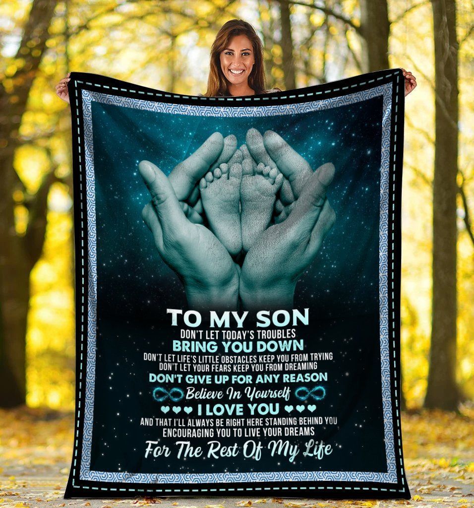To My Son Dad’s Hands Holding Son’s Feet Fleece Blanket